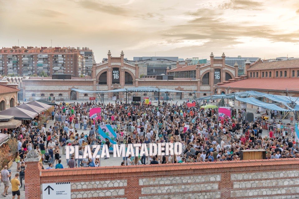 Público en la Plaza Matadero durante un evento al atardecer