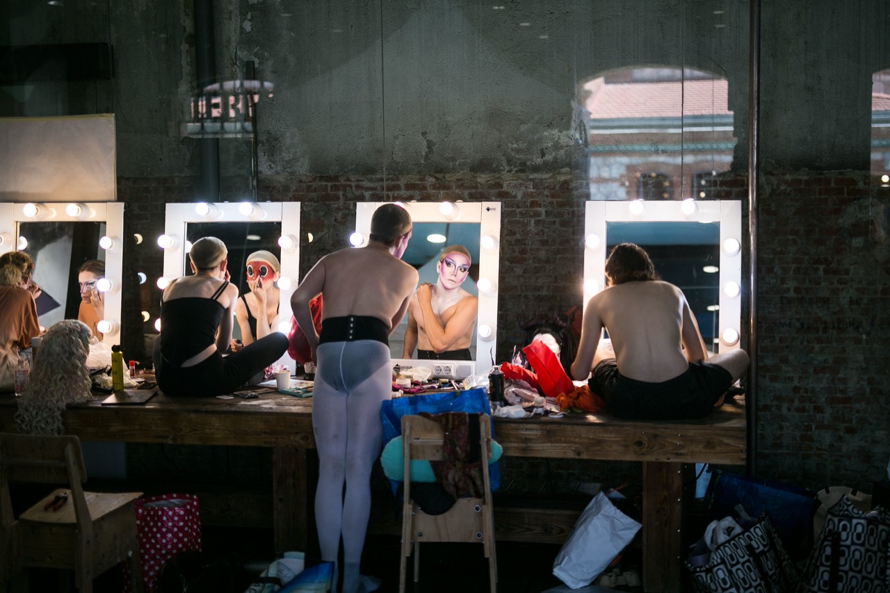 Artistas preparándose en el camerino antes de una función de danza